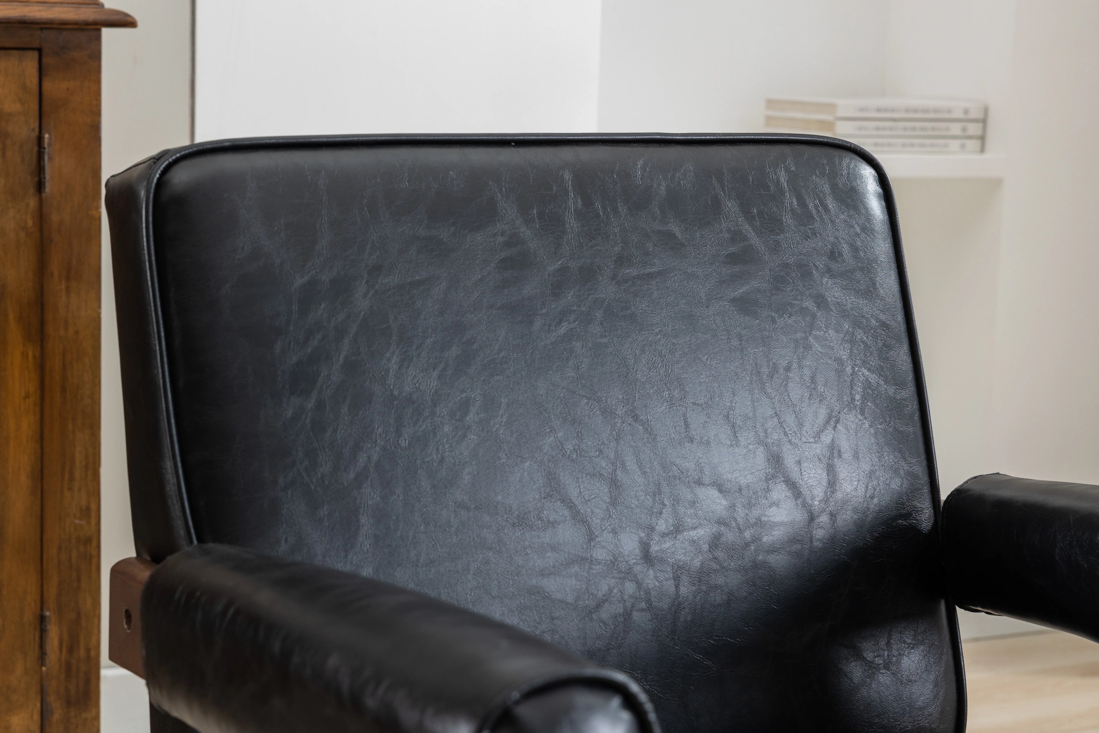 Mid-Century Modern Accent Chair with Solid Wood Armrest Z4497