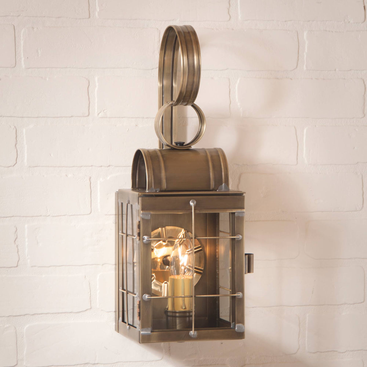 Single Wall Lantern in Weathered Brass H25331
